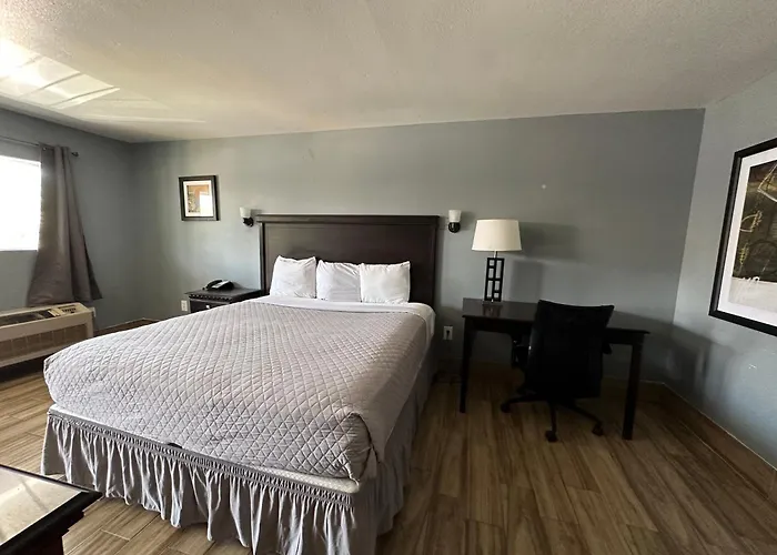 Hillview Inn At Six Flags Fiesta